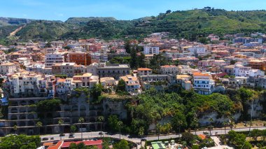 Tropea 'nın havadan görünüşü, Güney İtalya Calabria' daki Tyrhenian Denizi 'ne bakan bir uçuruma tünemiş büyüleyici bir kasaba.