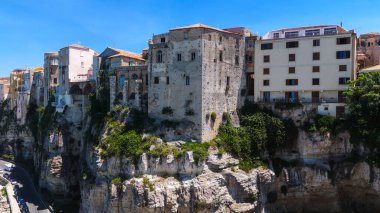 Güney İtalya Calabria 'daki Tyrhena Denizi' ne bakan renkli binaları olan Tropea kasabasının panoramik manzarası