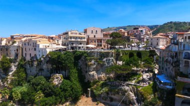 Güney İtalya 'nın Calabria bölgesindeki Tyrhenia Denizi' ne bakan büyüleyici bir kasaba olan Tropea 'nın panoramik manzarası