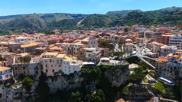 Güney İtalya 'nın Calabria kentindeki Tyrhenian Denizi' ne bakan bir uçurumun üzerindeki Tropea kasabasının havadan görünüşü
