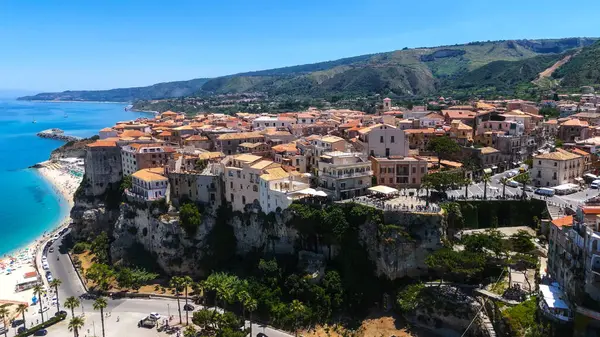 İtalya 'nın Tropea kentinin nefes kesen hava perspektifi renkli binalarını Calabria' da popüler bir turizm merkezi olan Tyrhenian Denizi 'ne bakan bir uçurumun üzerinde sergiliyor.