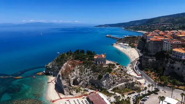 Tropea 'nın havadan görünüşü, Santa Maria dell Isola Sığınağı ve kristal berrak sular