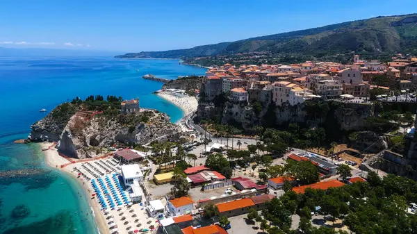 Tropea 'nın havadan görünüşü, Güney İtalya, Calabria, Tyrhenian Denizi' nin turkuaz sularına bakan bir uçuruma tünemiş büyüleyici bir kasaba.