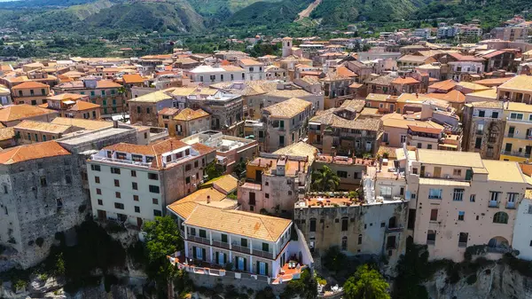 Tropea 'nın manzarasına hükmeden terasotta çatıları olan kümelenmiş evler, Güney İtalya' nın Calabria kentindeki Tyrhenian Denizi 'ne bakan bir uçuruma tünemiş büyüleyici bir kasaba.