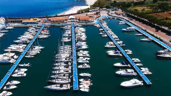 Tropea limanının havadan görünüşü, İtalya, Calabria 'daki rıhtımlara demirlemiş yat ve motorlu tekneleri gösteriyor.