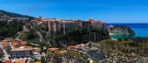 Tropea 'nın havadan görünüşü, güney İtalya, Calabria, Tyrhenian Denizi' nin berrak sularına bakan bir uçuruma tünemiş büyüleyici bir kasaba.