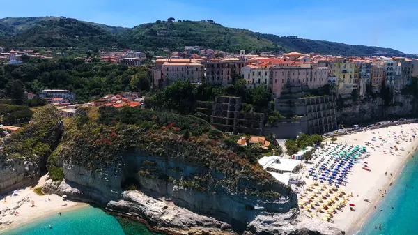 Tropea 'nın havadan görünüşü, İtalya' nın Calabria kentindeki Tyrhenia Denizi 'nin turkuaz sularına bakan bir uçuruma tünemiş büyüleyici bir kasaba.