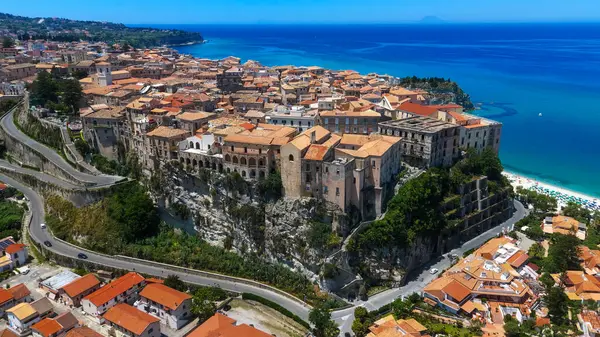İtalya 'nın Calabria kentindeki renkli binaları, Tyrhenian Denizi' ne bakan uçurumlara tünemiş resimli Tropea, çarpıcı bir kıyı manzarası sunuyor.