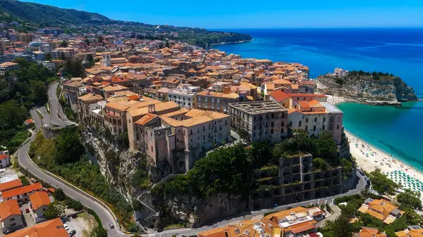 Trakya Denizi, Calabria bölgesi, Güney İtalya 'ya bakan bir uçurumun üzerinde yükselen Tropea şehir manzarası