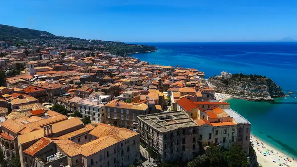 Güneşli bir yaz gününde Tropea renkli binaların ve sahil şeridinin havadan görünüşü