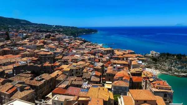Tropea, Calabria 'nın karakteristik turuncu çatıları ve turkuaz Tyrhenian Denizi manzarası.