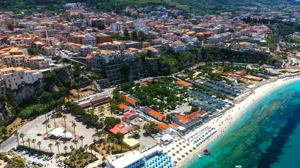 Tropea, Calabria 'nın havadan görünüşü, Tyrhenian Denizi' ne bakan bir uçuruma tünemiş büyüleyici bir kasaba.