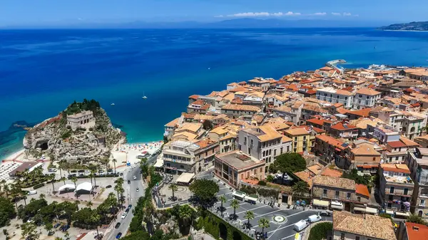 Güney İtalya, Calabria 'daki Tropea şehrinin havadan görünüşü, Santa Maria dell' Isola 'nın küçük bir kayalık adasındaki Sığınağı, Tyrhenian denizine dokunuyor.