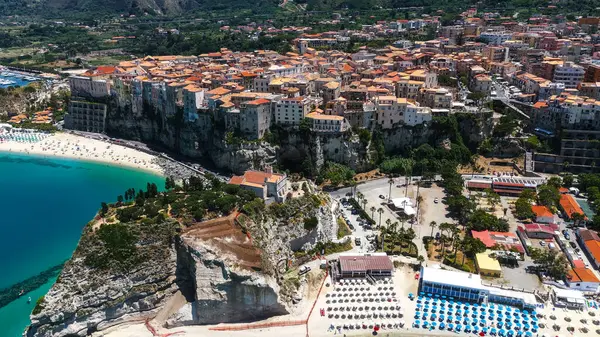 Tropea 'nın havadan görünüşü, İtalya' nın Calabria kentindeki Tyrhenian Denizi 'ne bakan bir uçuruma tünemiş büyüleyici bir kasaba.