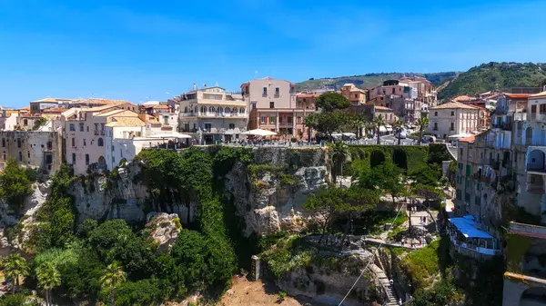 Güney İtalya 'nın Calabria bölgesindeki Tyrhenia Denizi' ne bakan büyüleyici bir kasaba olan Tropea 'nın panoramik manzarası