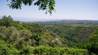 Zungri, Calabria 'da nefes kesen manzara, Tyrhenian Denizi, yemyeşil tepeler, ve çeşitli bitkiler