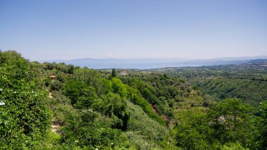 Bereketli bitki örtüsü Zungri 'yi çevreleyen tepeleri kaplarken, Tyrhenian Denizi uzaktan görülebiliyor ve Calabria, İtalya' da pitoresk bir manzara oluşturuyor.