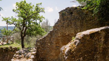 Güneş ışığı, İtalyan kırsalındaki yıkık dökük bir yapının yıpranmış taş duvarlarını aydınlatarak Zungri 'nin zengin tarihini gözler önüne seriyor.