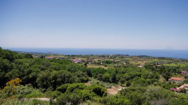 Zungri kasabasını çevreleyen yemyeşil bitki örtüsü arka planda Tyrhenian Denizi ve Stromboli volkanı ile görülebilir.