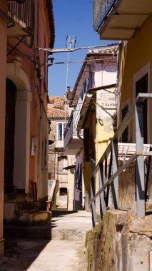 Eski binalar ve elektrik hatlarıyla geleneksel İtalyan mimarisi Pizzo 'da pitoresk bir sahne yaratıyor.