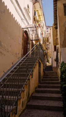 Pizzo, Calabria 'nın tarihi merkezinde, geleneksel mimarinin yer aldığı dar bir ara sokağa çıkan merdiven.