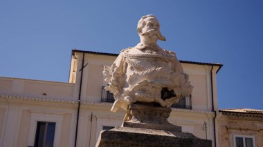 İtalyan birliğinin önde gelen isimlerinden General Guglielmo Pepe 'nin mermer büstü, Calabria, Pizzo' daki Cumhuriyet Meydanı 'nda yer almaktadır.