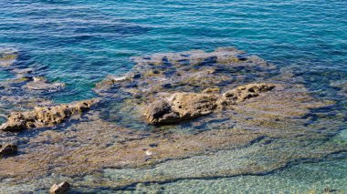 Pizzo, Calabria, İtalya 'da kayaları okşayan şeffaf turkuaz su güzel bir deniz manzarası yaratır.