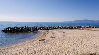 Güney İtalya, Calabria, Pizzo 'da kumlu sahili bölen ve sakin Tyrhenian denizi