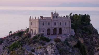 Santa Maria dell Isola 'daki sarp kayalık bir adada şafak vakti Tyrhenian Denizi ve Tropea kasabasına bakan Calabria, Güney İtalya