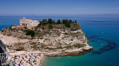 Santa Maria dell Isola Sığınağı 'nın havadan görünüşü. Tropea plajı, Calabria, Güney İtalya' ya bakan küçük bir adada bulunan güzel bir kilise.