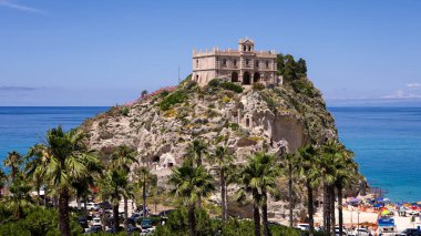 İtalya 'nın Calabria kentinde popüler bir turizm merkezi olan Tropea sahiline bakan kayalık bir kayalık kayalıktaki Santa Maria dell Isola Sığınağı' nın panoramik manzarası.