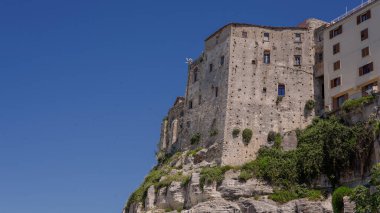 Tropea 'da deniz manzaralı Norman kalesi. Güney İtalya' da Calabria 'da bir uçuruma tünemiş büyüleyici bir kasaba.