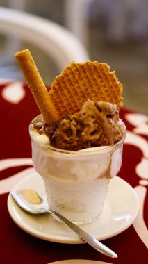 İtalya, Tropea 'da bir kaşıkla servis edilen cam bardak dondurma, gofret ve bisküvi.