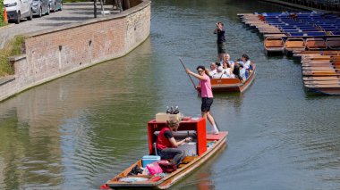 CAMBRIDGE, İngiltere - 11 Haziran 2025 Cambridge 'deki nehir kamerasında yüzen bar servisi ile geziniyor.