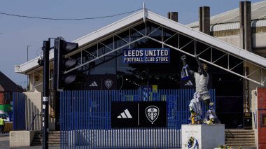 LEEDS, İngiltere - 11 Haziran 2025 - Elland Road Stadyumu 'ndaki Leeds United Futbol Kulübü' nün önünde Billy Bremner 'ın bir golü kutlayan heykelini gösteriyoruz.