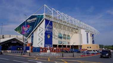 LEEDS, İngiltere - 11 Haziran 2025 - Leeds United Futbol Kulübü 'nün evi olan Elland Road Stadyumu, Leeds, İngiltere' de açık mavi gökyüzü altında reklam pankartları sergiliyor.