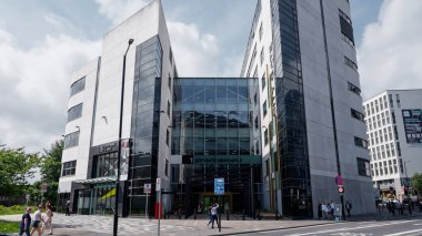 NEWCASTLE, İngiltere - 13 Haziran 2025 - Newcastle şehir merkezinde cam cepheli modern ofis binası, çağdaş mimari tasarımı sergiliyor