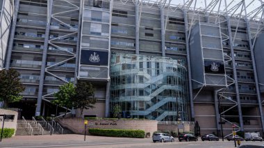 NEWCASTLE, İngiltere - 13 Haziran 2025 - Newcastle, İngiltere 'de önemli bir kent simgesi olan St.James' Park 'ın modern mimarisi