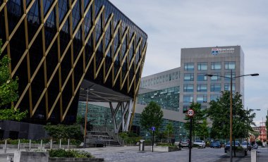 NEWCASTLE, İngiltere - 13 Haziran 2025 - Newcastle Üniversitesi kampüsünün modern mimarisi yeni Şehir Bilimleri Binası ve Uluslararası Ev