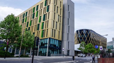 NEWCASTLE, İngiltere - 13 Haziran 2025 - Newcastle şehir merkezinde modern mimari yenilikçi tasarım ve sürdürülebilir yapı uygulamaları sergilenmektedir