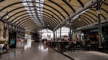 NEWCASTLE, İngiltere - 13 Haziran 2025 - Eğri tavanı ile Newcastle Merkez İstasyonunun İçi