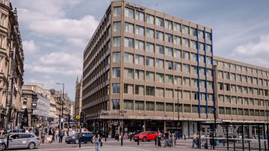 NEWCASTLE, İngiltere - 13 Haziran 2025 - Newcastle, İngiltere 'deki Hilton Oteli' nin yakınında yürüyen turistler ve yerel halk