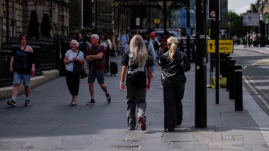 NEWCASTLE, İngiltere - 13 Haziran 2025 - İngiltere, Tyne üzerinde Newcastle kaldırımında yürüyen insanlar