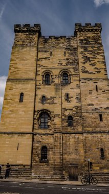 NEWCASTLE, İngiltere - 13 Haziran 2025 - Newcastle Kalesi 'nin kalesinin ortaçağ mimarisi, dramatik bir gökyüzüne karşı tarihin bir kanıtı