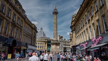 NEWCASTLE, İngiltere - 13 Haziran 2025 Grey 's Anıtı müşterilerin ve turistlerin üzerinde yükseliyor ve Newcastle şehir merkezinde güzel bir günün tadını çıkarıyor.