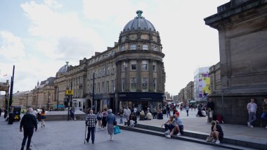 NEWCASTLE, İngiltere - 13 Haziran 2025 - İnsanlar İngiltere 'deki Newcastle City Center' da, Grey 's Anıtı yakınlarında, popüler bir turizm merkezi olan