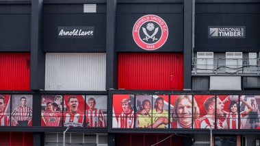 SHEFFIELD, İngiltere - 14 Haziran 2025 - Sheffield, İngiltere 'deki Bramall Lane Stadyumu, Sheffield United F.C.' nin evi, büyük futbol oyuncularının zaferlerini kutlayan posterleri