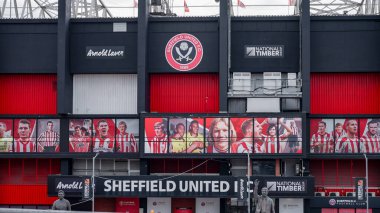 SHEFFIELD, İngiltere - 14 Haziran 2025 - Sheffield, İngiltere 'deki Bramall Lane Stadyumu, Sheffield United F.C.' nin evi, kulüp efsanelerini resmeden büyük posterlerle süslenmiş