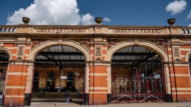 LEICESTER, İngiltere - 14 Haziran 2025 - İngiltere 'deki Leicester Tren İstasyonu' nun çıkış kapılarındaki tuğla ve tabela süsleme