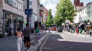 LEICESTER, İngiltere - 14 Haziran 2025 Leicester şehir merkezinde güneşli bir yaz gününde yürüyen insanlar